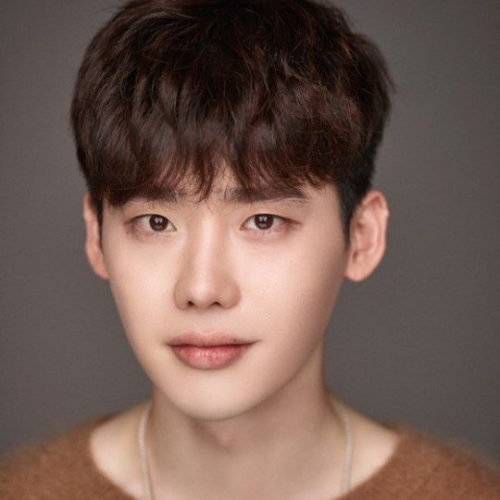 Lee Jong Suk , a prominent South Korean actor and model, won Best New Actor at the 2012 KBS Drama Awards for "School 2013" and was ranked fifth in Gallup Korea's 'Actors Who Lit Up 2013'. He was previously with YG Entertainment, HighZium Studio, and on January 3, 2024, signed with Ace Factory.